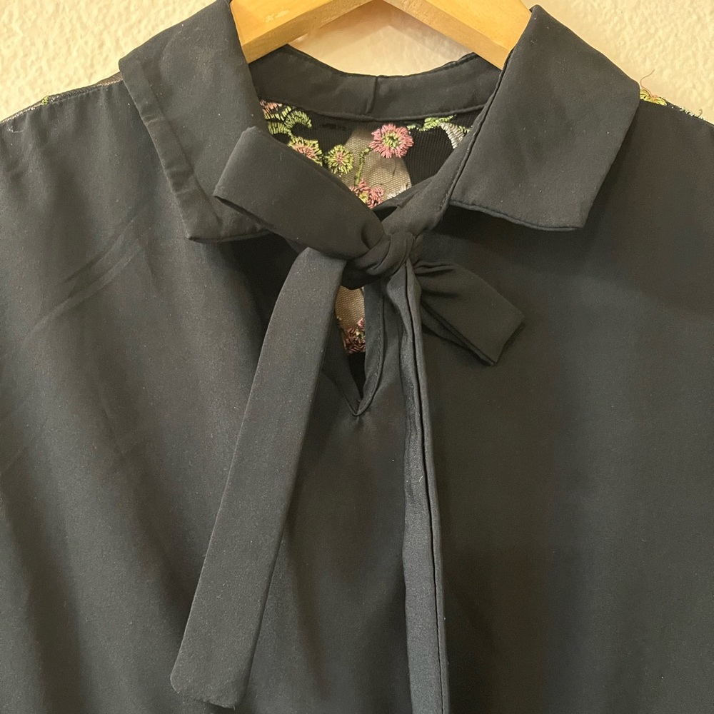 Black blouse with sheer floral mesh over shoulders, Size M - Picture 6 of 6